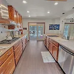 New! Huge Game Room, Hikeable, Red Rock View, Fireplace, Ping Pong, Yoga, Golf Course, Pickle Ball!
