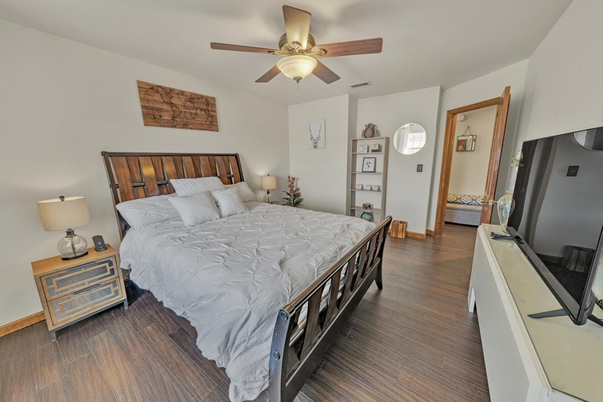New! Huge Game Room, Hikeable, Red Rock View, Fireplace, Ping Pong, Yoga, Golf Course, Pickle Ball!